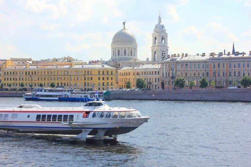 Hydrofoil passing an embankment on the Neva