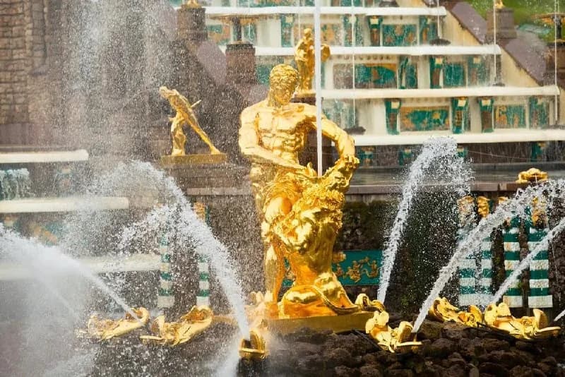 Samson fountain and water jets at Peterhof